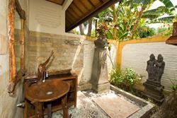 Pondok Sari Dive Resort - Bali. Standard bungalow bathroom.